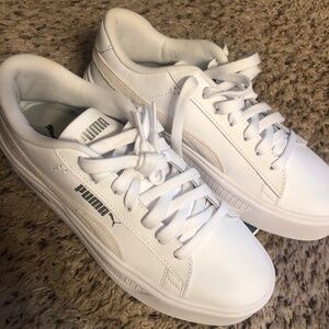 NWT! Women’s Puma Sneakers, size 8.5, excellent condition